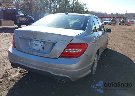 2012 Mercedes-Benz C 300 Sport 4Matic z USA, uszkodzony, nr VIN WDDGF8BB3CR192336